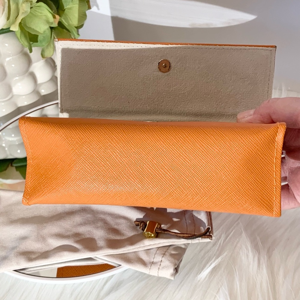 Tory Burch Eye/sunglass case with Dustbag & Tory Burch Charm - Picture 4 of 9